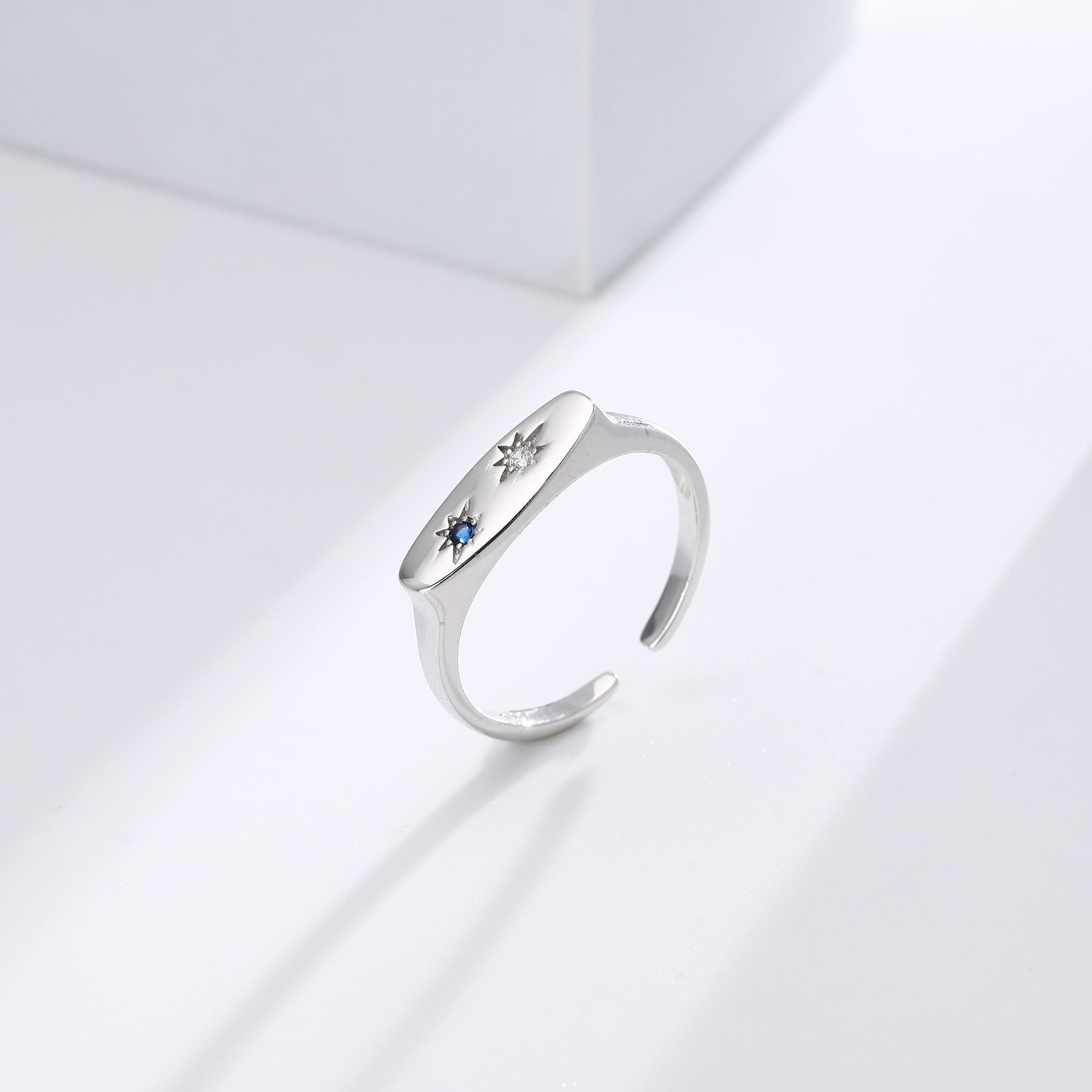 Popular S925 sterling silver rings in Europe and America, featuring niche designs