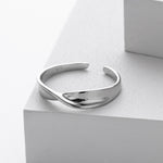 Möbius strip S925 sterling silver ring, fashionable and unique minimalist twisted pattern ring