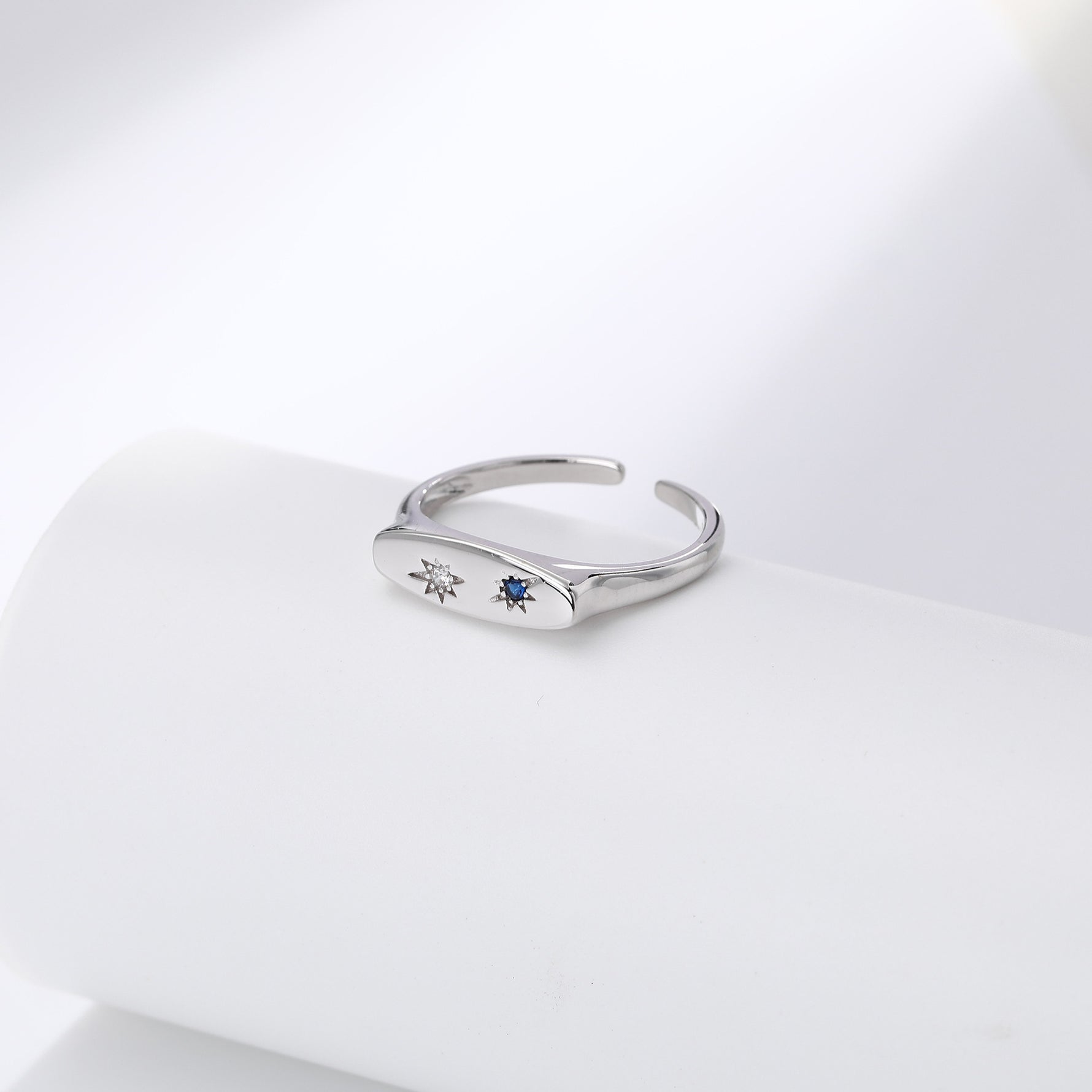 Popular S925 sterling silver rings in Europe and America, featuring niche designs