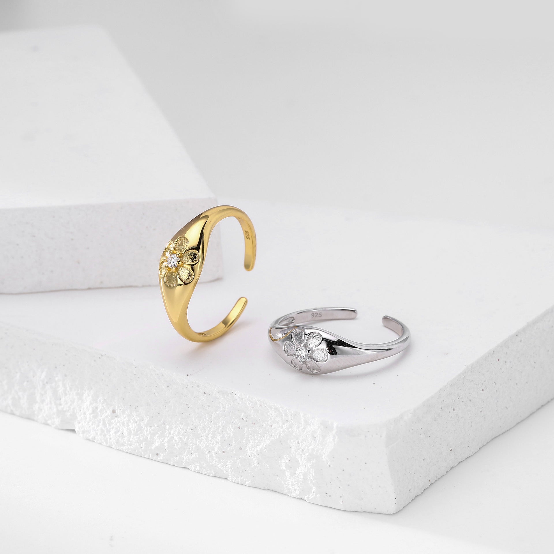 Versatile S925 sterling silver ring with sparkling diamonds and a small floral design