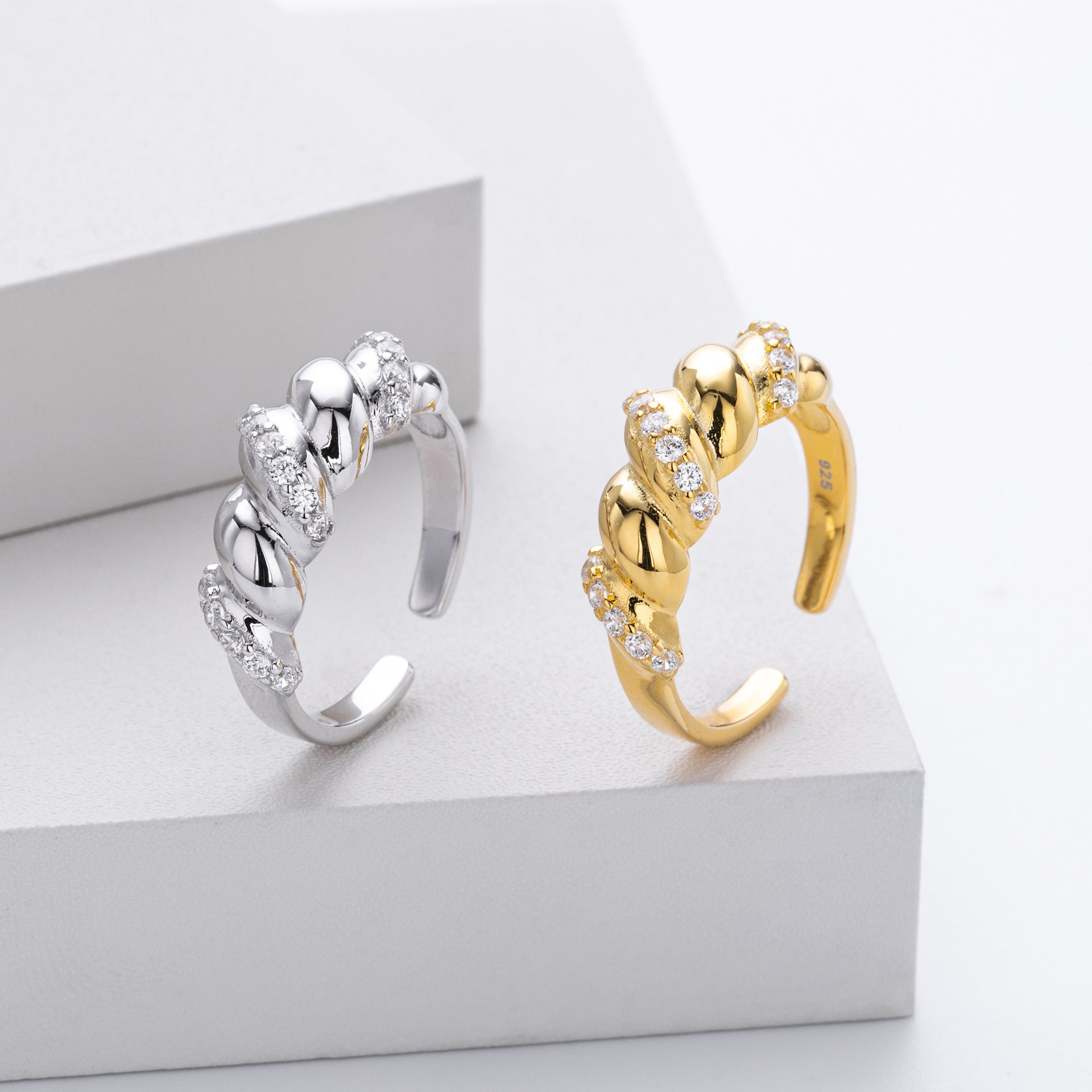 S925 Sterling Silver Ring with Zirconia Inlay, Croissant Braid Pattern