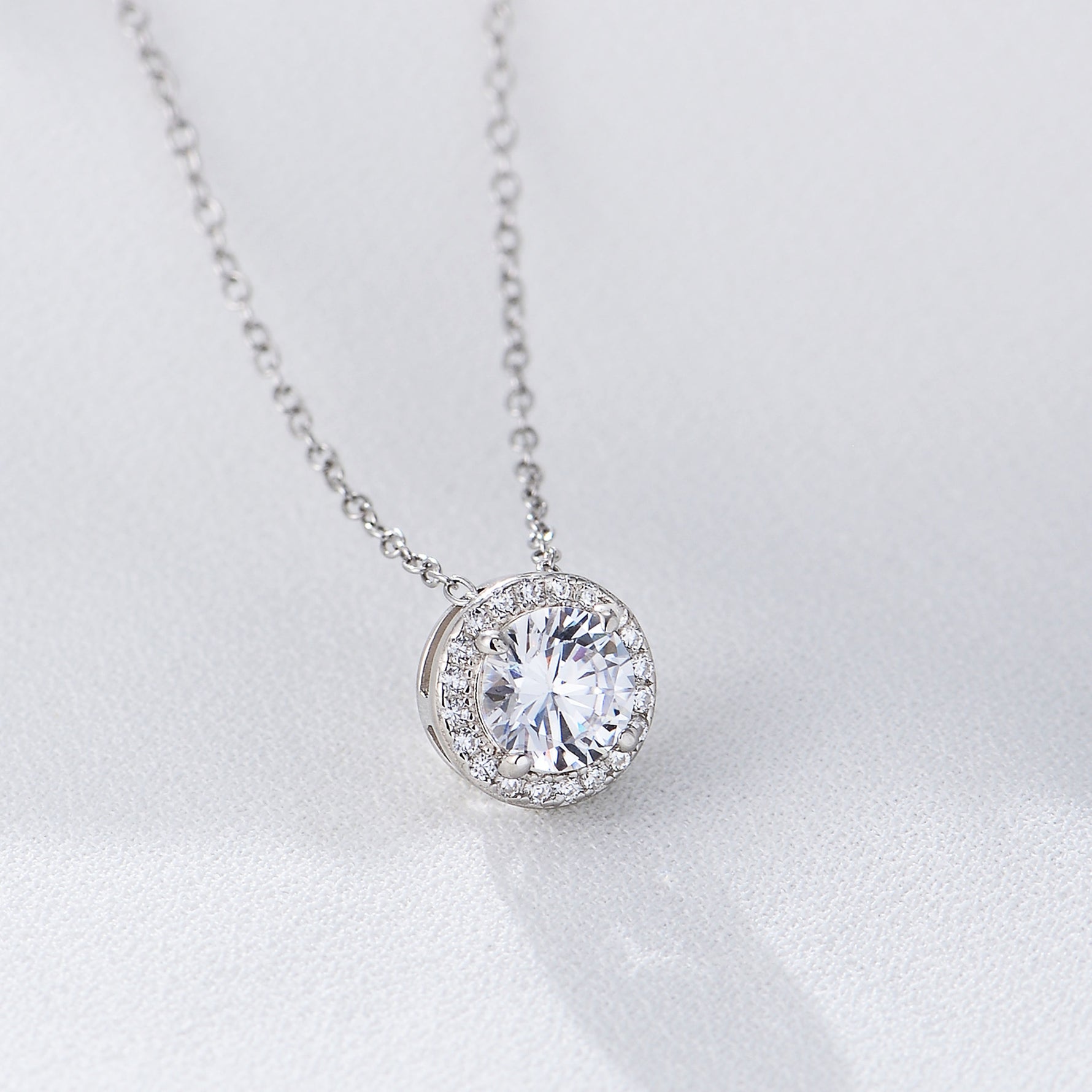 S925 Sterling Silver Diamond-Embedded Round Zircon Necklace