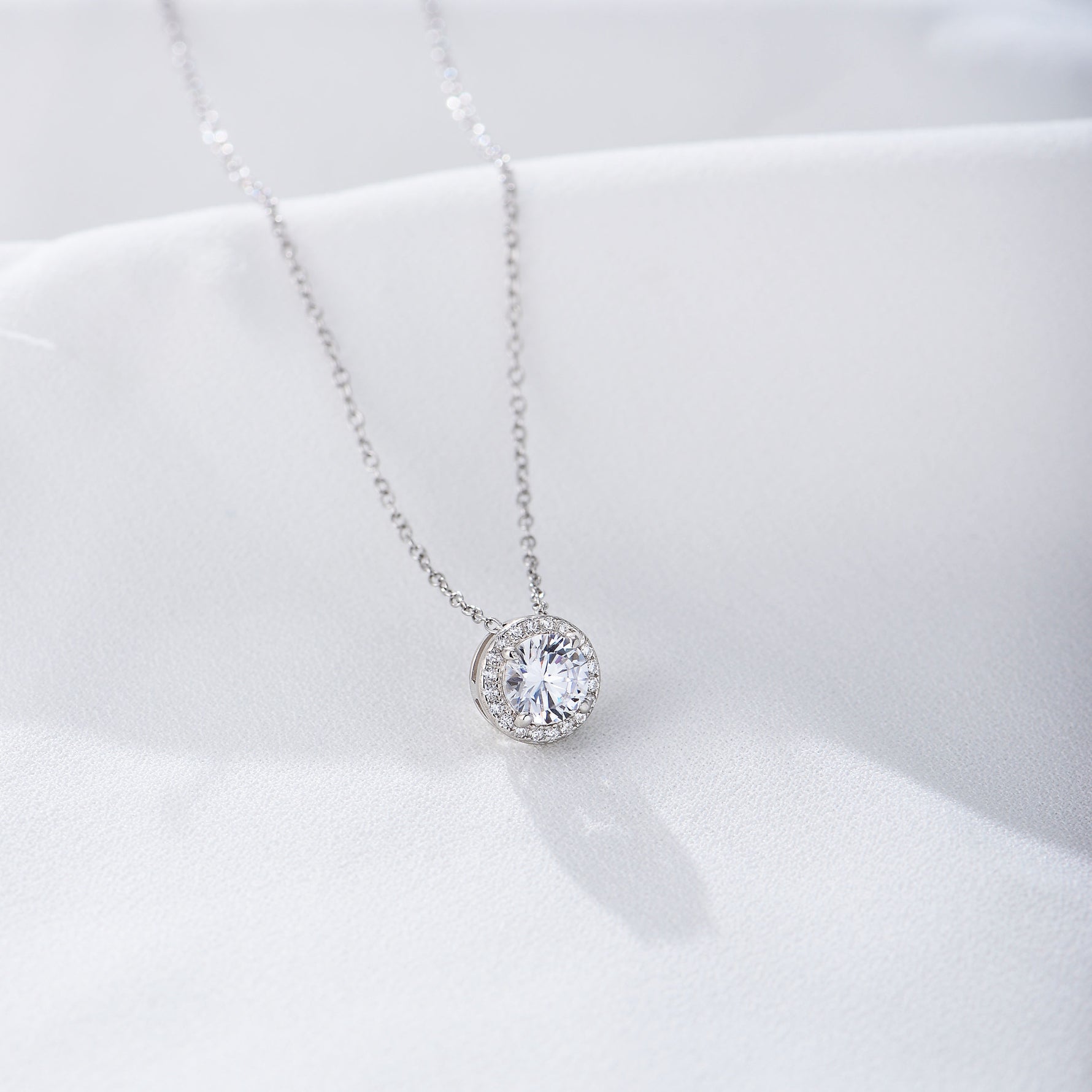 S925 Sterling Silver Diamond-Embedded Round Zircon Necklace