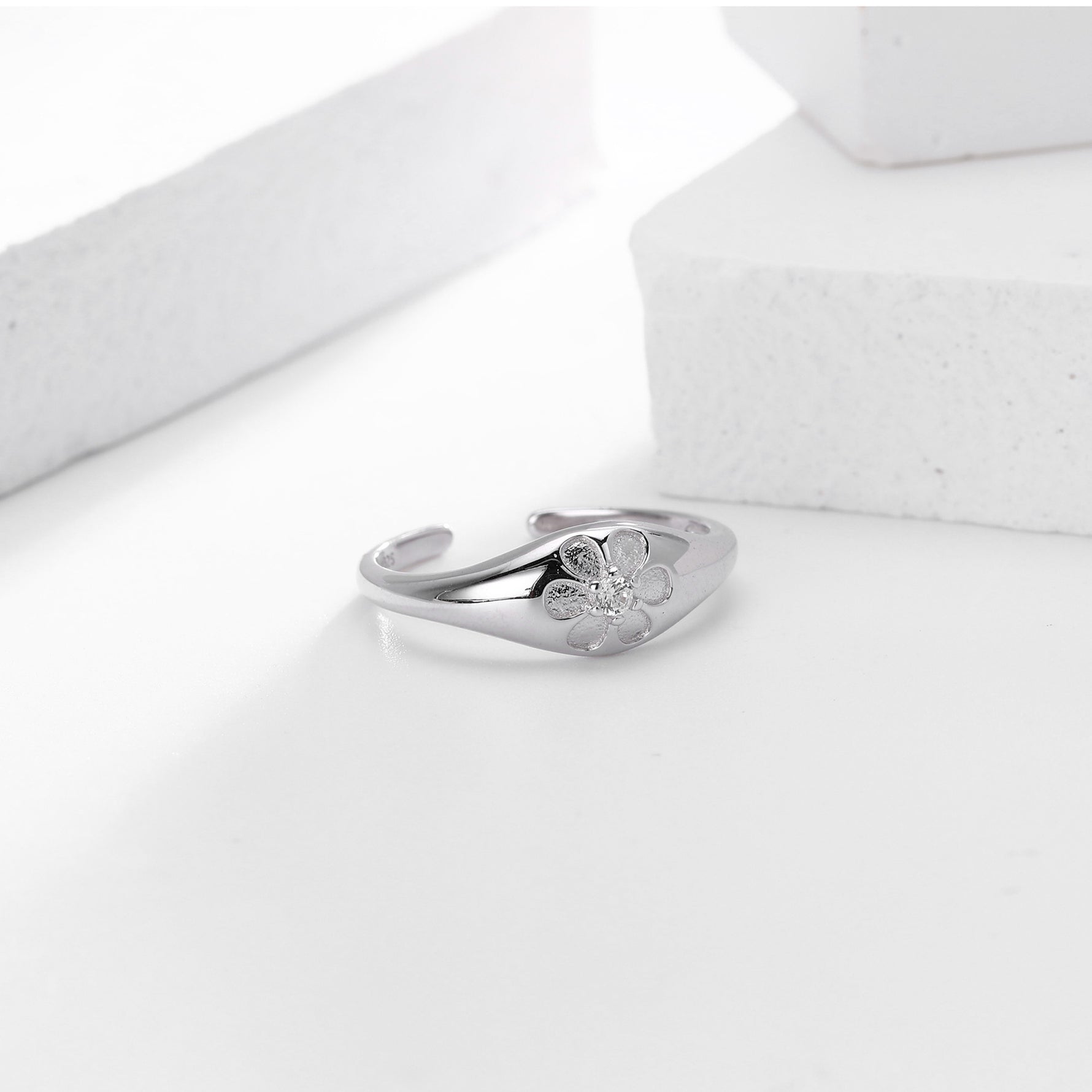 Versatile S925 sterling silver ring with sparkling diamonds and a small floral design