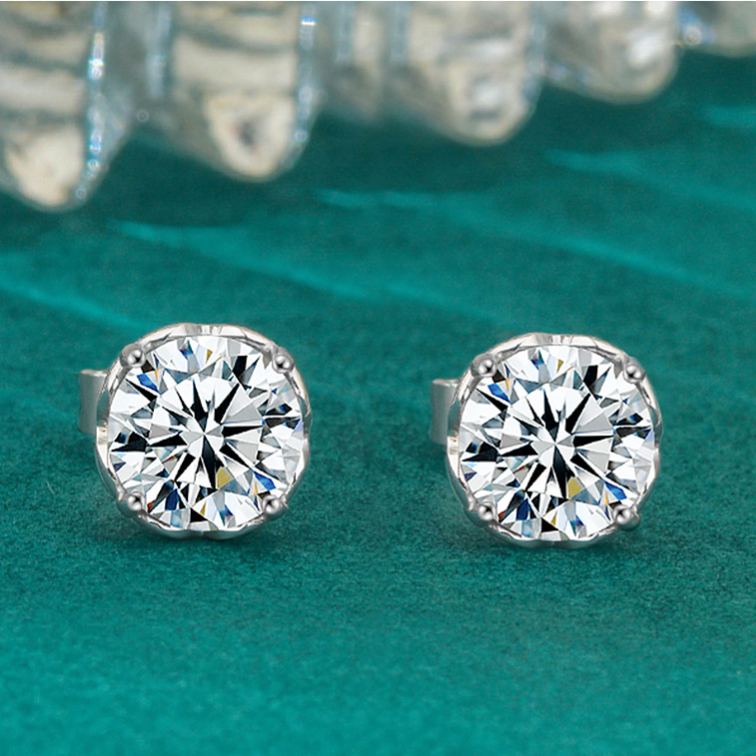 Simple and versatile moissanite 925 sterling silver classic four-prong stud earrings